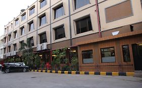 RedDoorz Plus near Soekarno Hatta Airport 2