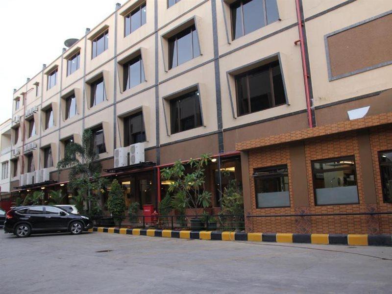 RedDoorz Plus near Soekarno Hatta Airport 2 Tangerang Exterior foto
