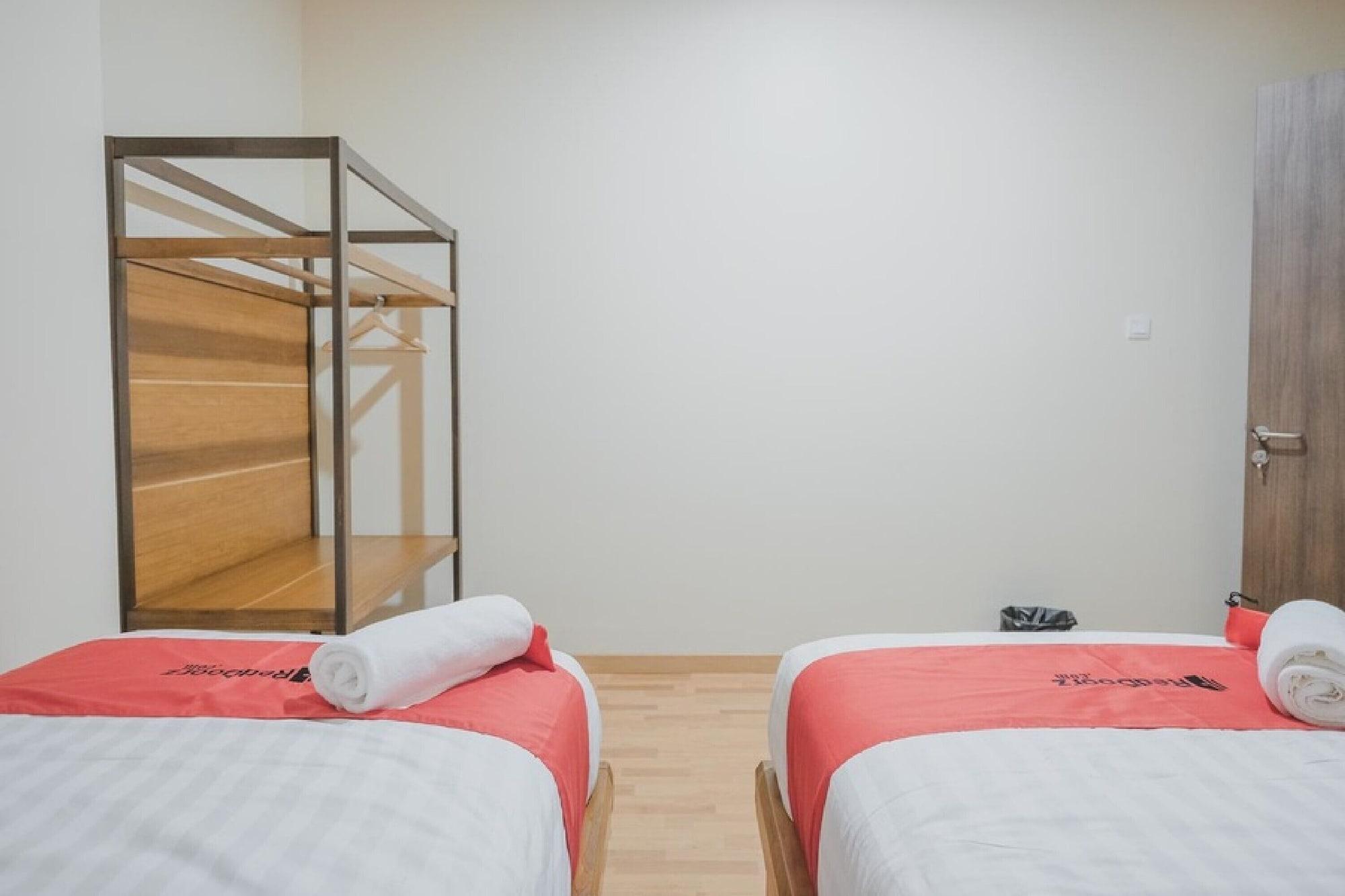 RedDoorz Plus near Soekarno Hatta Airport 2 Tangerang Exterior foto