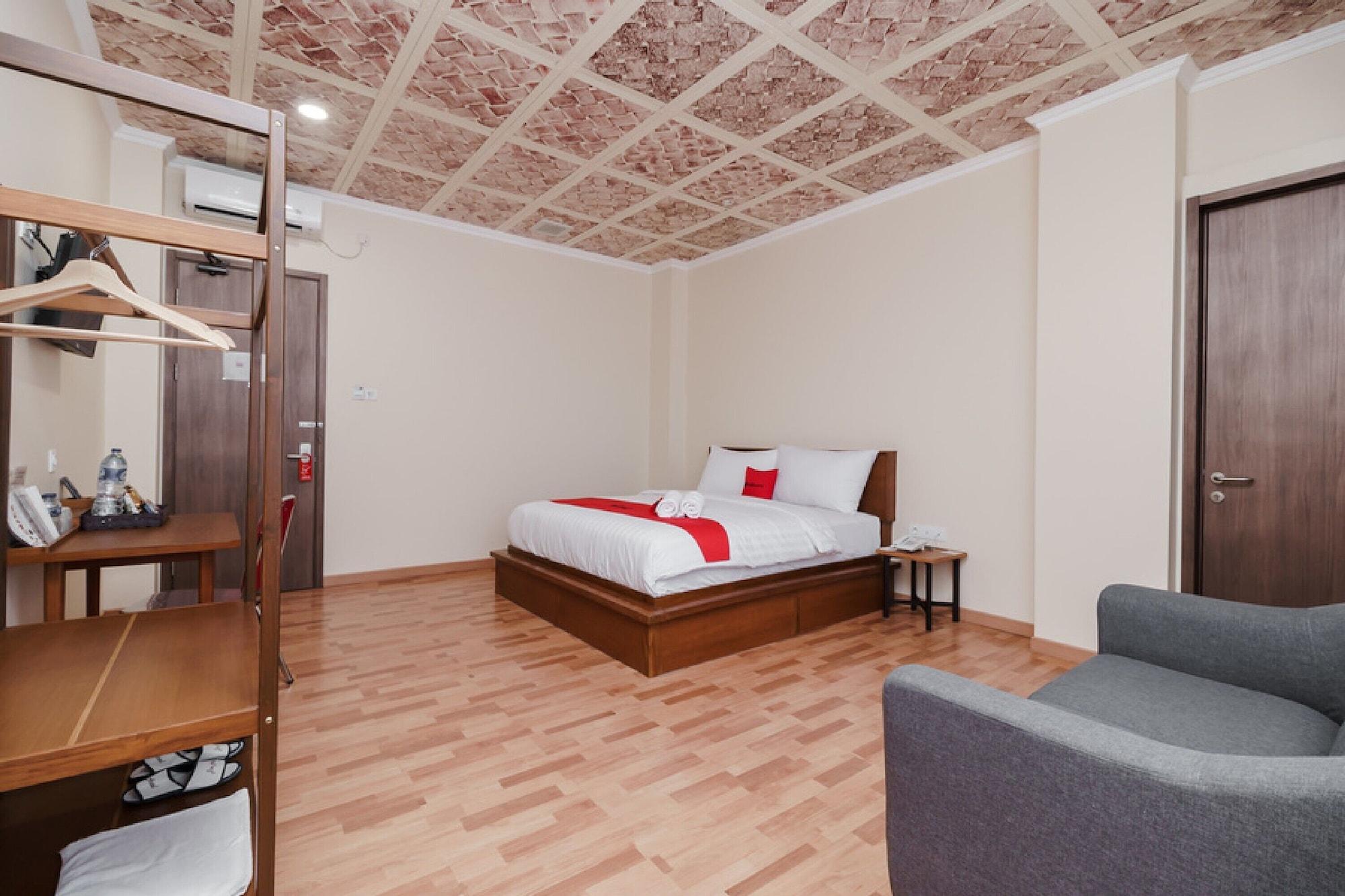 RedDoorz Plus near Soekarno Hatta Airport 2 Tangerang Exterior foto