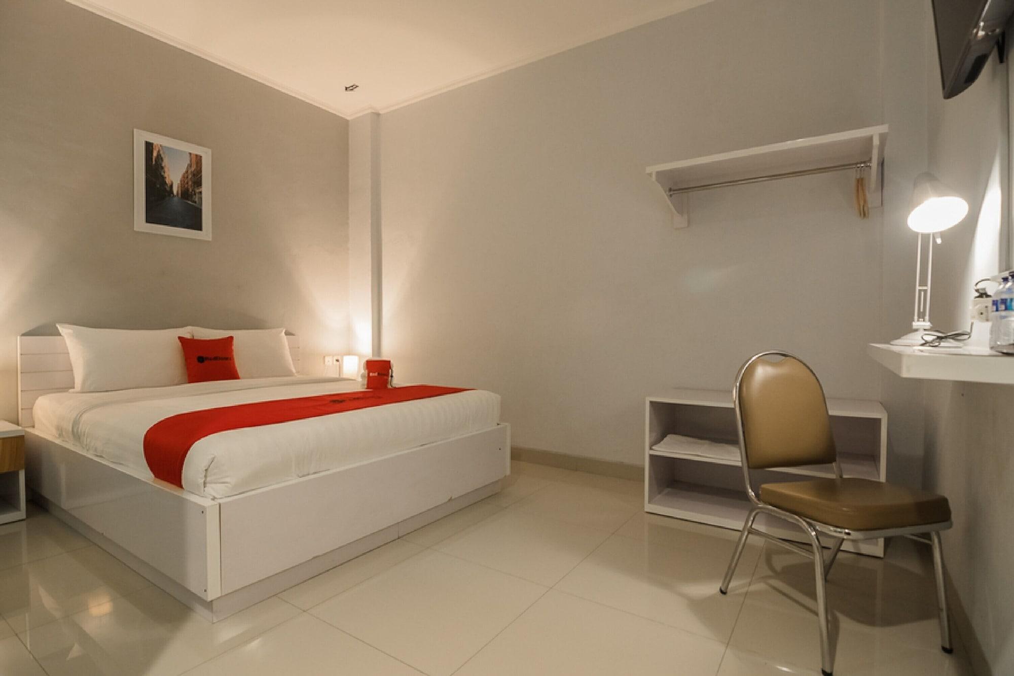 RedDoorz Plus near Soekarno Hatta Airport 2 Tangerang Exterior foto