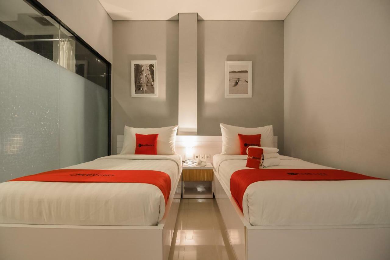 RedDoorz Plus near Soekarno Hatta Airport 2 Tangerang Exterior foto