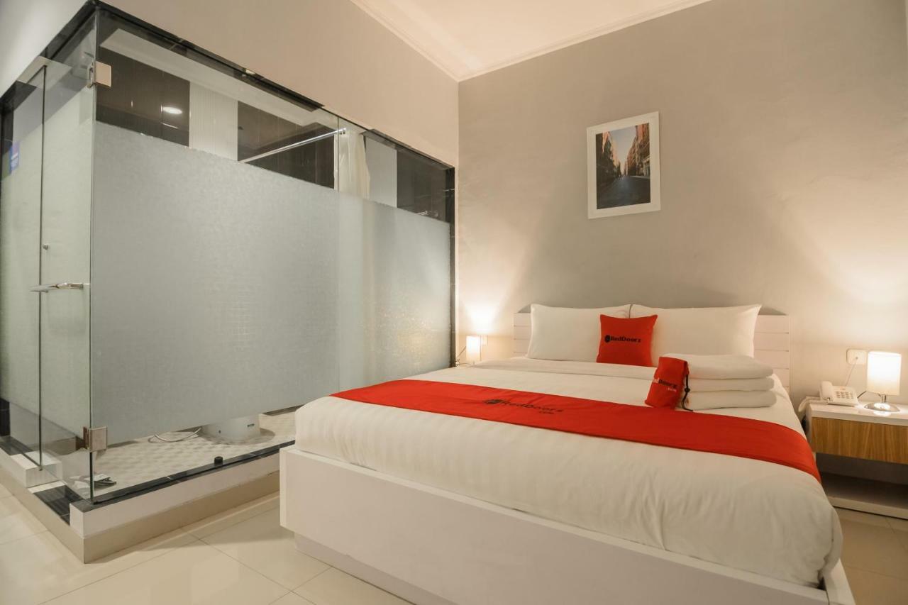 RedDoorz Plus near Soekarno Hatta Airport 2 Tangerang Exterior foto